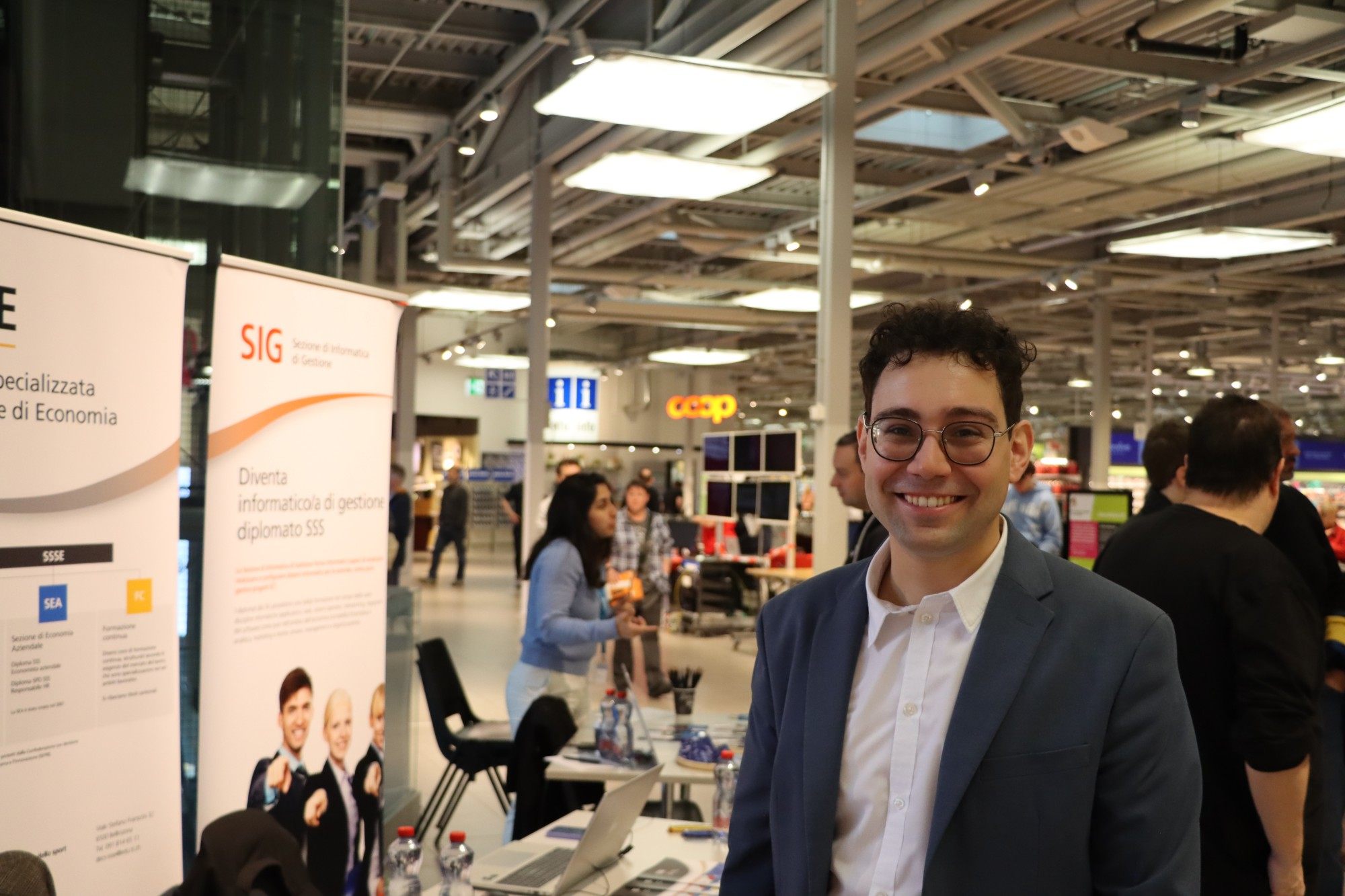 Diego Baratti a uno stand informativo